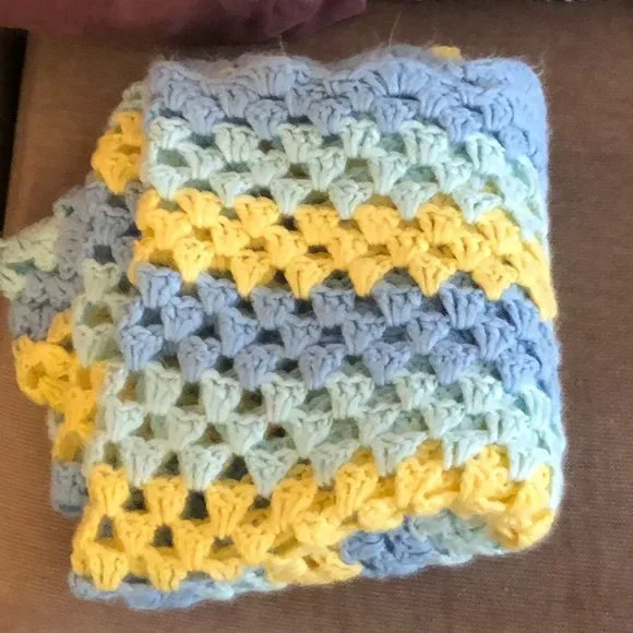 Handmade Crochet Knit Baby Blanket Soft Pretty 42" x 42" Scalloped Ruffled Edge - Picture 6 of 7